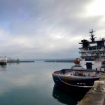 Le RIAS Abeille Bourbon réalise un exercice de remorquage hauturier d'un pétrolier géant à la sortie du goulet de Brest le 19 novembre 2017