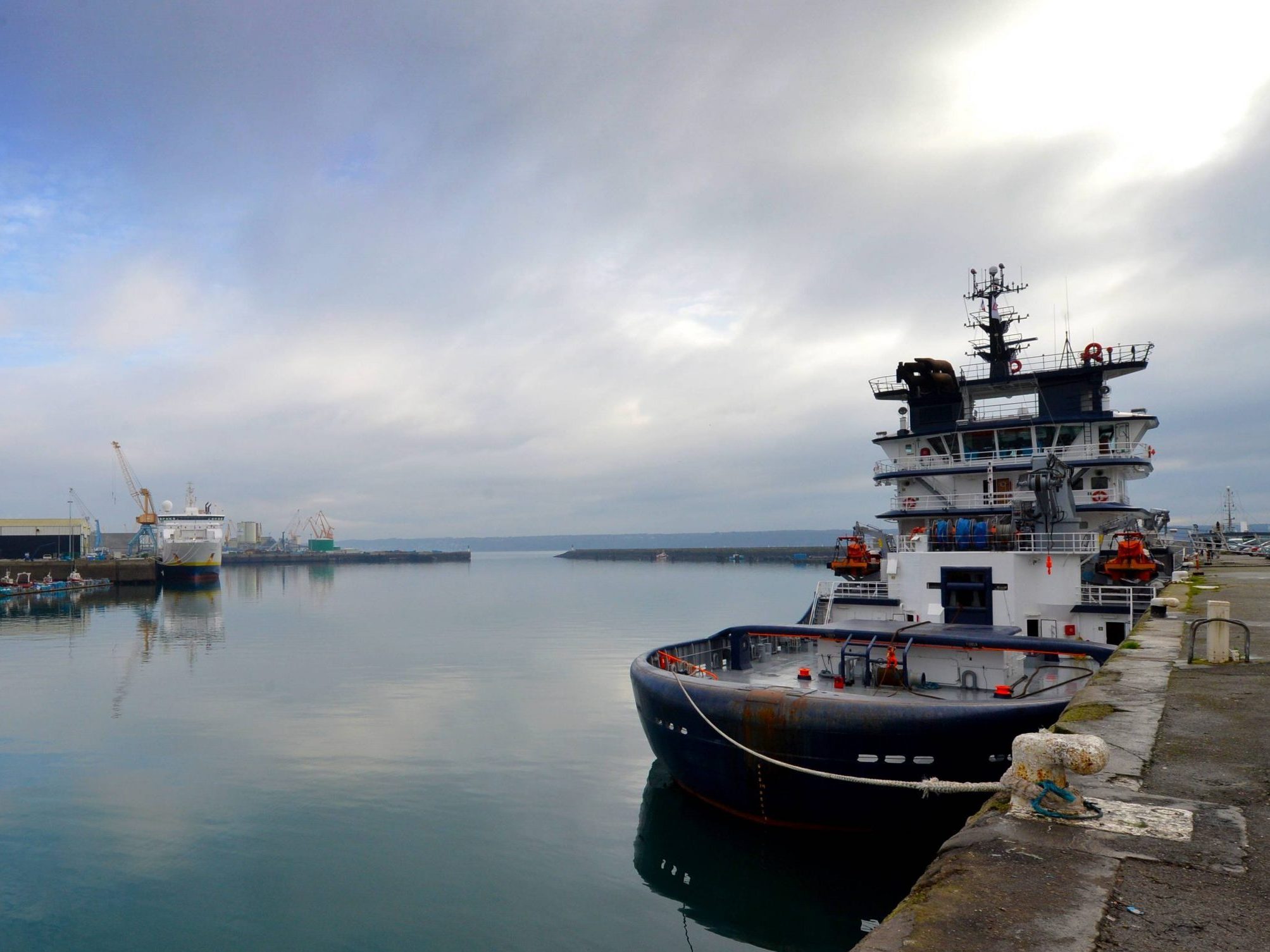 Le RIAS Abeille Bourbon réalise un exercice de remorquage hauturier d'un pétrolier géant à la sortie du goulet de Brest le 19 novembre 2017